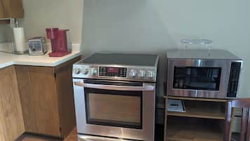 Suite estudio Premium, 2 camas Queen size, cocineta, vista al jardín | Cocineta privada | Refrigerador y microondas