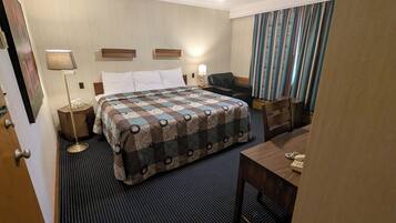 Standard Room, 1 King Bed | 1 bedroom, desk, laptop workspace, blackout drapes