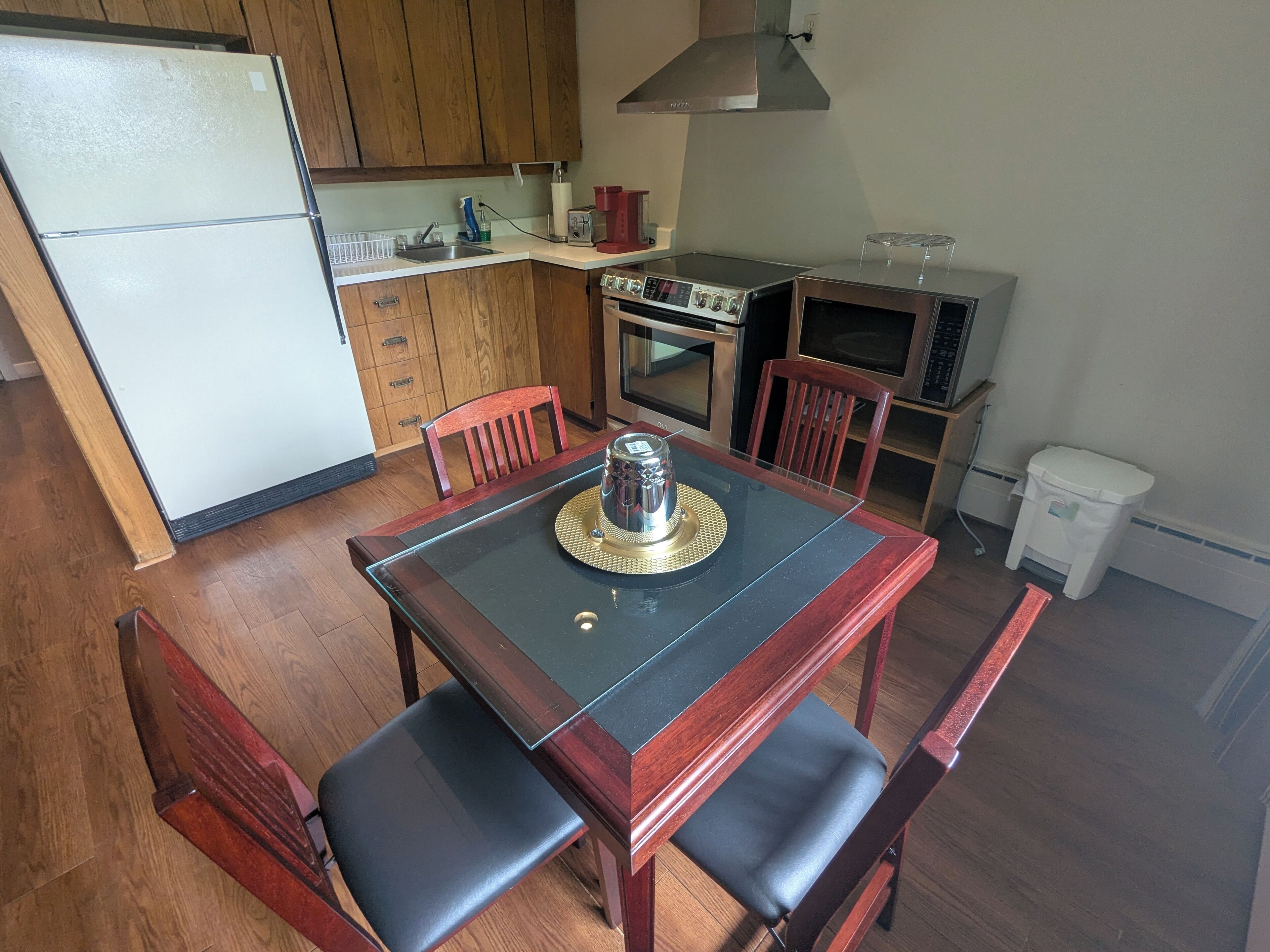 Premium Studio Suite, 2 Queen Beds, Kitchenette, Garden View | In-room dining