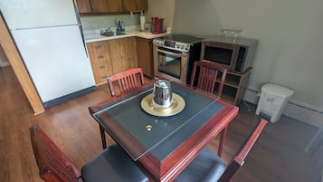 Premium Studio Suite, 2 Queen Beds, Kitchenette, Garden View | In-room dining