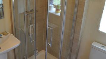 Douche, serviettes fournies, savon, papier toilette
