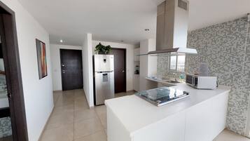 Departamento panorámico | Cocina privada | Refrigerador con congelador, microondas y parrilla de estufa