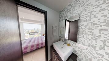 Departamento panorámico | Baño | Regadera, toallas, jabón, shampoo