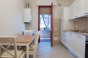 Mikrowelle, Geschirrspüler, Wasserkocher mit Kaffee-/Teezubehör, Toaster