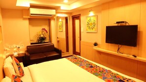 1 bedroom, premium bedding, desk, iron/ironing board - Hotel K square (Chennai)