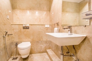 Een douche, een regendouche, gratis toiletartikelen, handdoeken