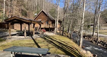 Creekside Family Getaway! Et voi päästä lähempään vettä kuin tämä!