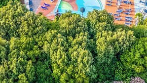A resort with multiple swimming pools, sun loungers, and a tennis court. - Resort Riva degli Etruschi (San Vincenzo)