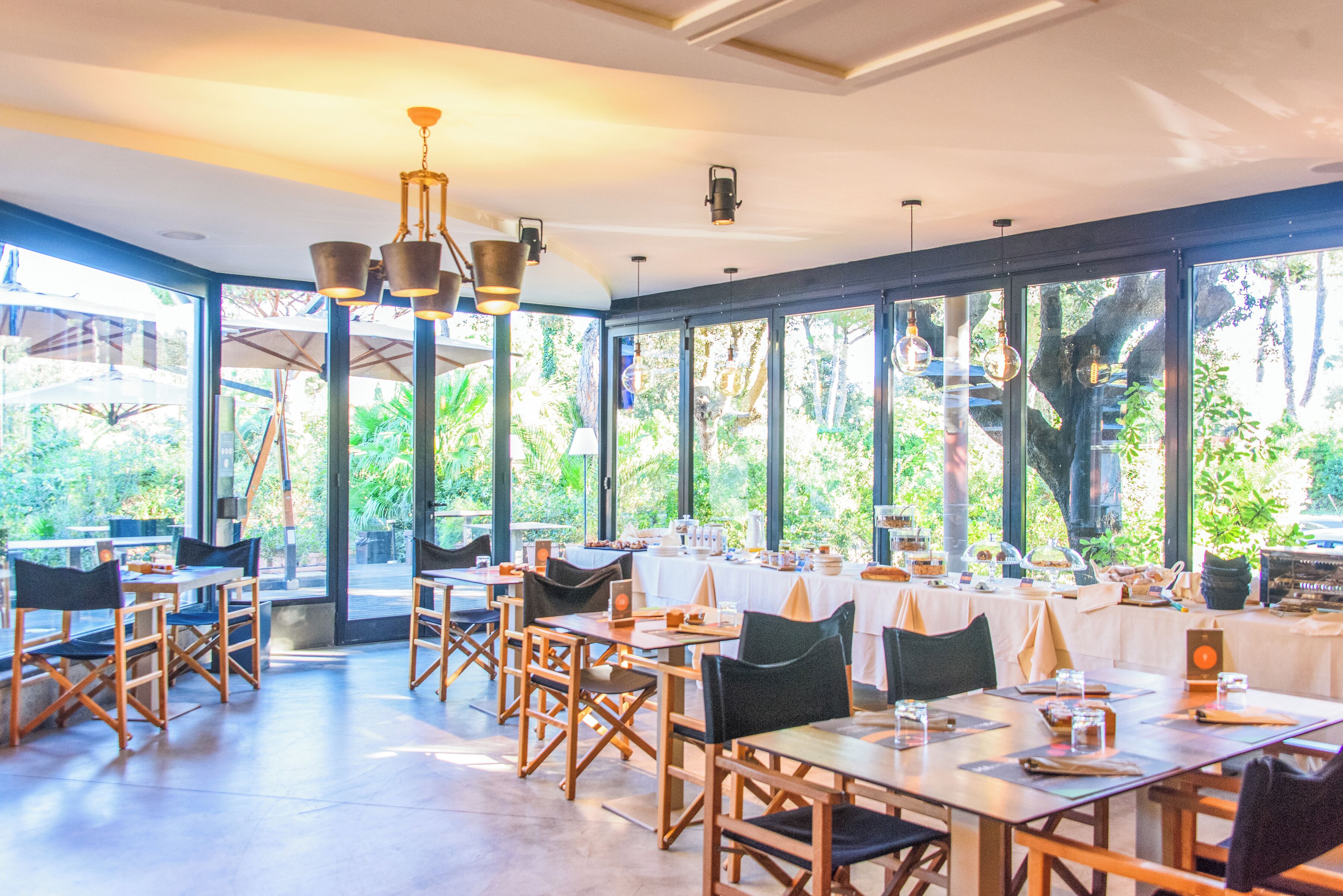 5 restaurantes; se sirven desayunos 