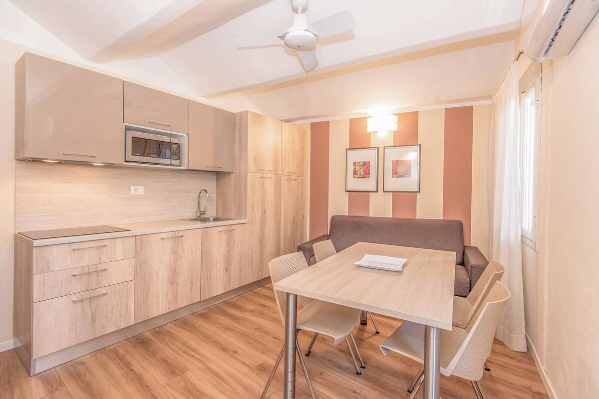 Villa Comfort | 私人厨房 | 大冰箱、炉灶、厨具/餐具、餐桌