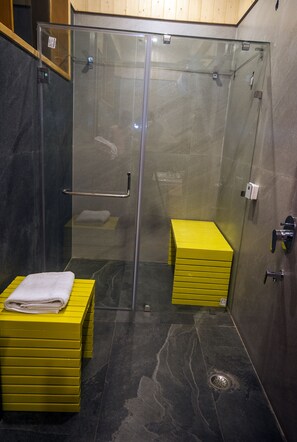 Shower, free toiletries, towels - DreamCatcher Boutique Hotel (Nainital)