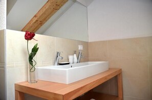 Apartamento, 2 habitaciones | Baño | Artículos de higiene personal gratuitos, secador de pelo, bidé y toallas