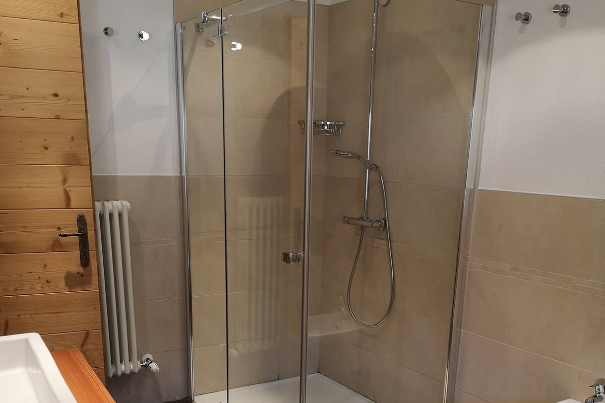Habitación doble estándar | Baño | Amenidades de baño gratuitas, secadora de cabello, bidet, toallas