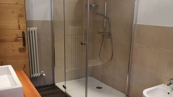 Standard Double Room | Bathroom | Free toiletries, hair dryer, bidet, towels