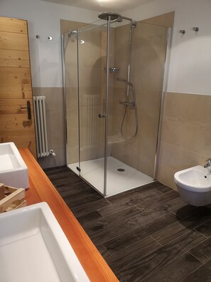 Dobbeltrom – standard | Bad | Toalettartikler (inkludert), hårføner, bidé og håndklær