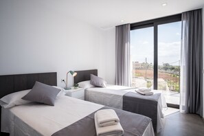 5 chambres, coffres-forts dans les chambres, fer et planche à repasser