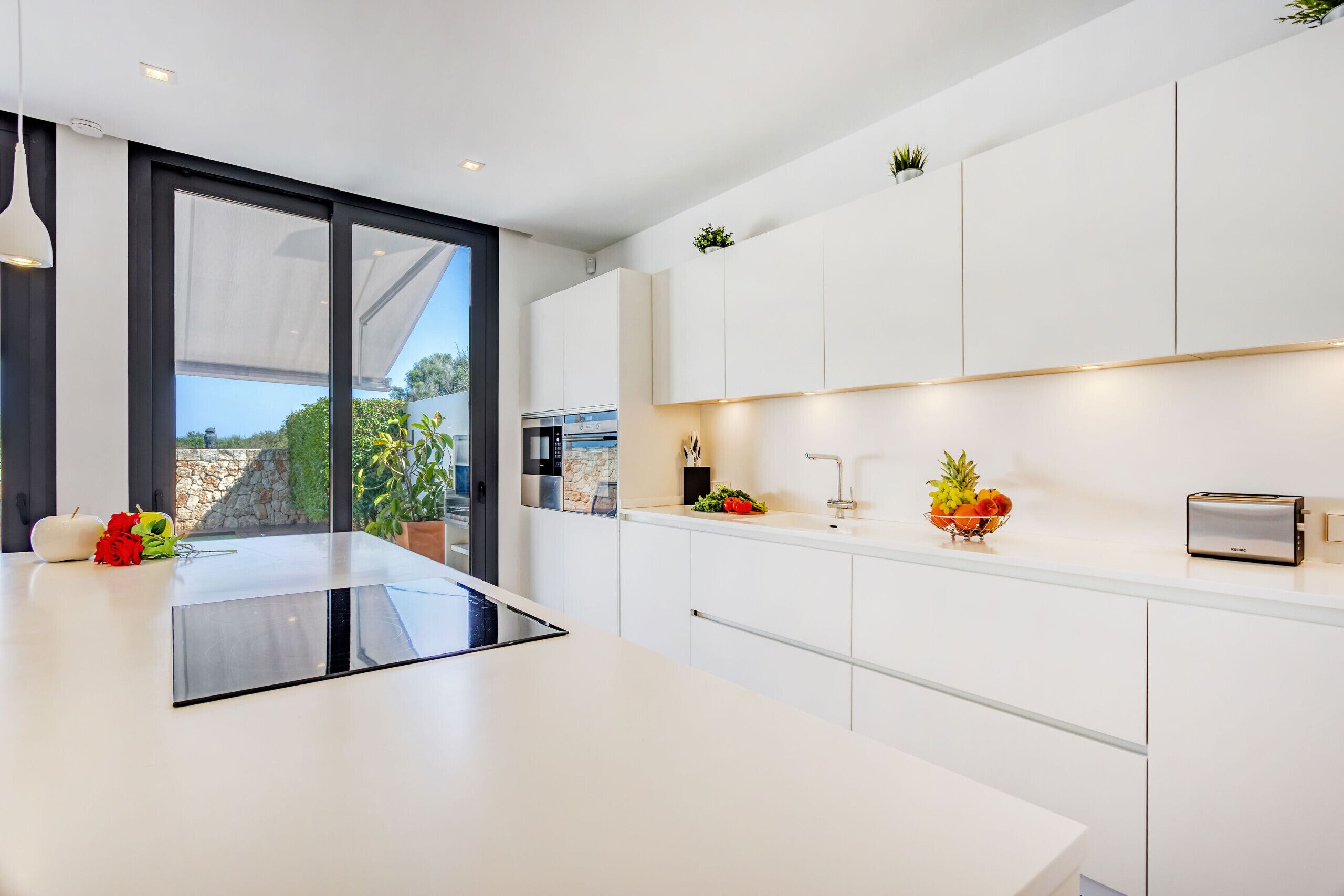 Een koelkast, een magnetron, een oven, een vaatwasser