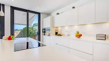 Een koelkast, een magnetron, een oven, een vaatwasser