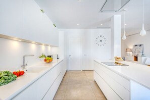 Réfrigérateur, micro-ondes, four, lave-vaisselle