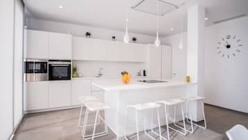 Een koelkast, een magnetron, een oven, een vaatwasser