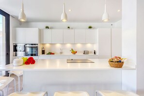 Réfrigérateur, micro-ondes, four, lave-vaisselle