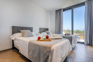 5 chambres, coffres-forts dans les chambres, fer et planche à repasser