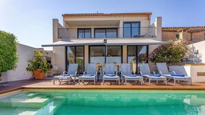 A modern house with a pool, outdoor seating, and a balcony. - Casa Reiet by dracmallorca (Santanyi)