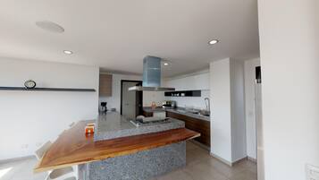 Luxury Apartment, 4 Bedrooms | Private kitchen