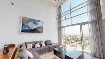 Departamento de lujo, 4 habitaciones | Sala de estar | Televisión LCD
