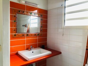 Haartrockner, Handtücher, Toilettenpapier