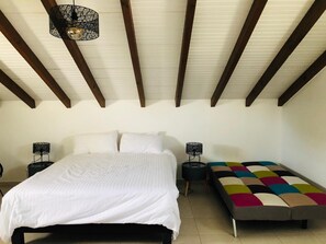 3 dormitorios, tabla de planchar con plancha, cuna de viaje