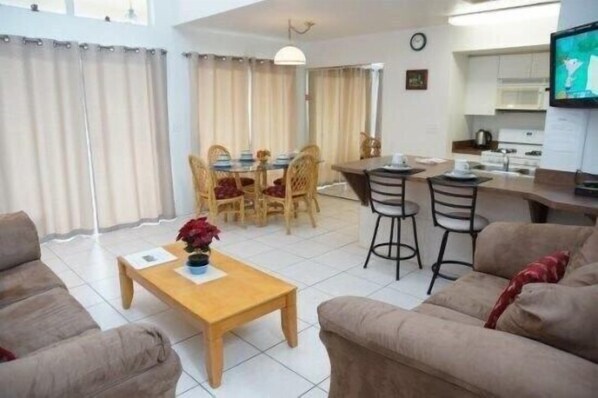 Apartment | Living room | Flat-screen TV, DVD player