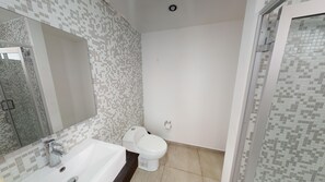 Elite Apartment | Bathroom | Shower, rainfall showerhead, hair dryer, towels - Modern and Centric Apartment Chapultepec 12A (Guadalajara)