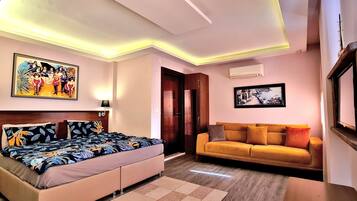 Comfort Triple Room | Desk, laptop workspace, WiFi (free), individually decorated