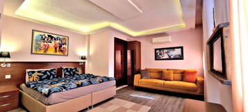 Comfort Triple Room | Desk, laptop workspace, WiFi (free), individually decorated