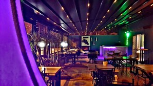 Un restaurant situé à l’intérieur, avec des tables et des chaises disposées pour accueillir les clients.