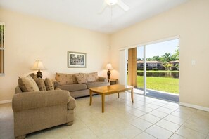 Appartement | Woonkamer | Een flatscreentelevisie