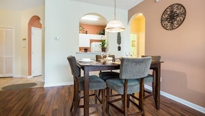 Condo | Bếp riêng | Dụng cụ pha cà phê/trà, tủ lạnh, lò vi sóng, lò nướng 