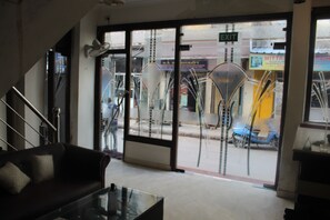 Interior entrance - Snow white DX at New Delhi Railway Stn (New Delhi)