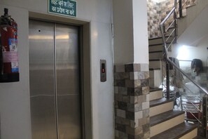 Exterior - Snow white DX at New Delhi Railway Stn (New Delhi)
