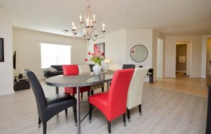 Appartement | Privékeuken | Een koelkast, een magnetron, een oven, een vaatwasser