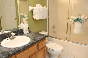 House | Bathroom | Hair dryer, towels - Tm001or (Davenport)