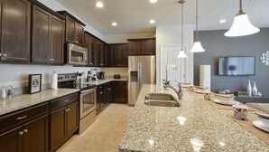 Apartment | Private kitchen | Coffee/tea maker, fridge, microwave, oven - Md1982 - Windsor at Westside (Kissimmee)