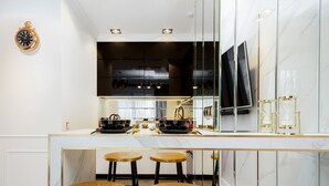 Cafetera/tetera, refrigerador, microondas, placa de cocina