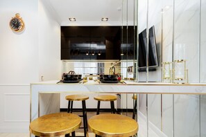 Réfrigérateur, micro-ondes, plaque de cuisson, lave-vaisselle