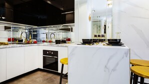 Cafetera/tetera, refrigerador, microondas, placa de cocina