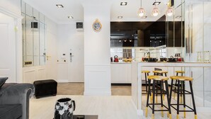 Cafetera/tetera, refrigerador, microondas, placa de cocina