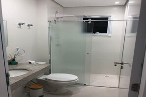 Shower, towels, soap, shampoo - Flat Boqueirao Praia Grande (Praia Grande)