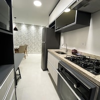 Frigorífico grande, microondas, horno y placa de cocina