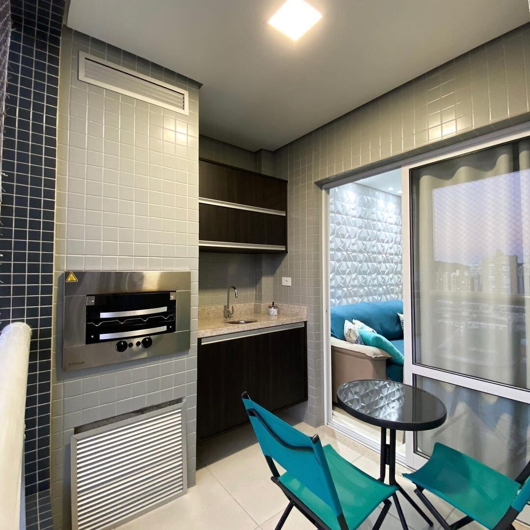 Geladeira grande, micro-ondas, fogão, cooktop